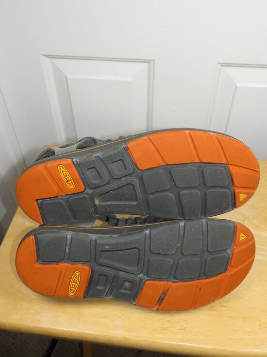KEEN Men\'s Uneek Flat Slingback Sandals in Gargoyle/Burnt Orange Size 13 main image 7